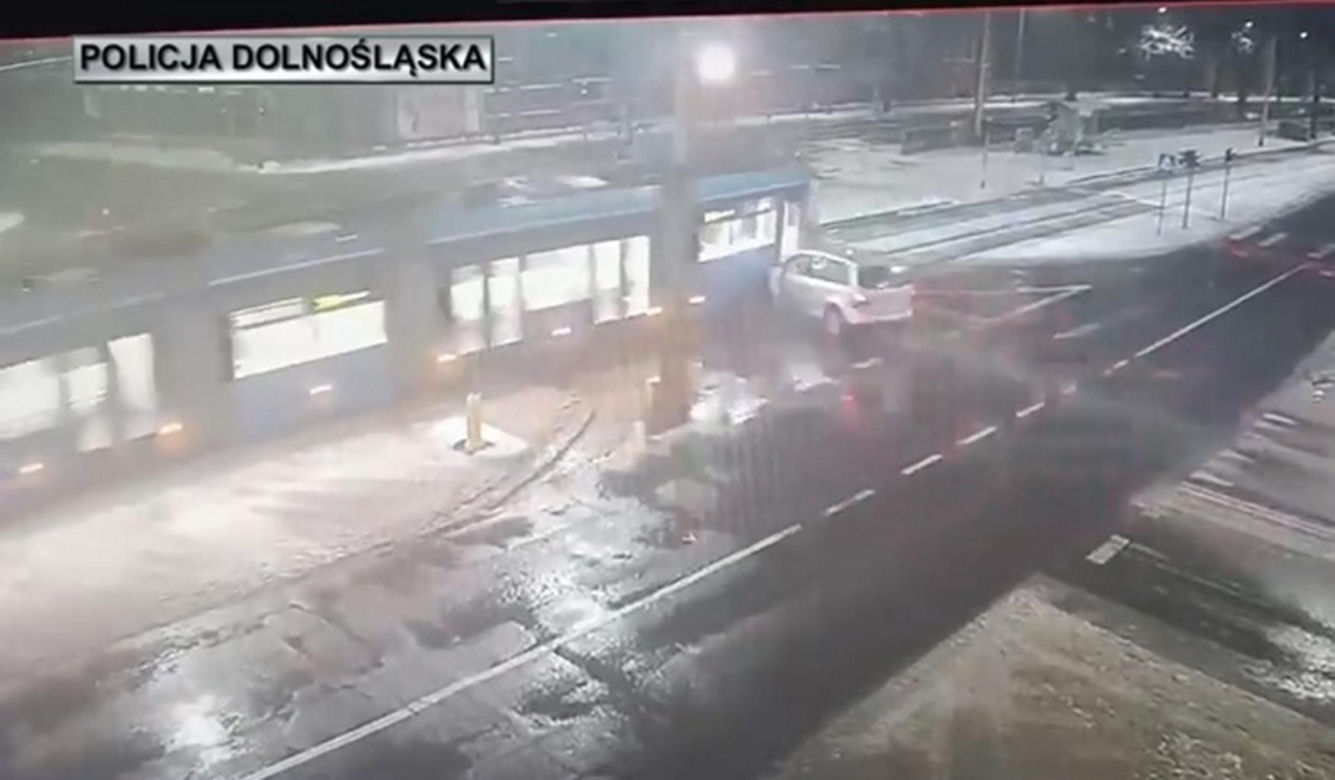 Wrocław. Pościg zakończy zderzeniem z tramwajem. 34-latek z bagażnika nie żyje [ZDJĘCIA].