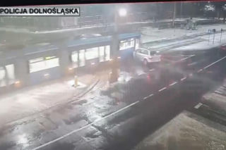 Wrocław. Pościg zakończy zderzeniem z tramwajem. 34-latek z bagażnika nie żyje [ZDJĘCIA].