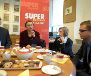 Super Express wywołał panią minister do tablicy