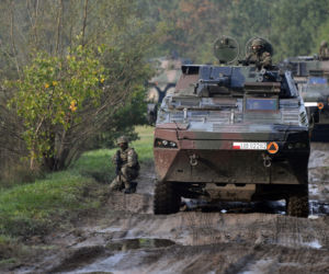 ZOLNIERZE 12 BRYGADY ZMECHANIZOWANEJ PODCZAS CWICZEN PRZED WYJAZDEM NA  III  ZMIANE DO LIBANU