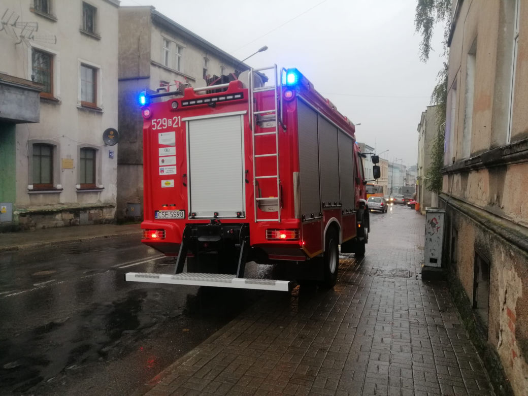 Potrącenie na pasach w Więcborku! Osobówka uderzyła w przechodzącą seniorkę [ZDJĘCIA]