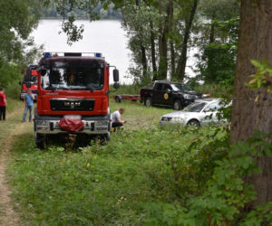 Dwaj koledzy wypłynęli na wędkowanie przy silnym wietrze. Żaden nie wrócił do domu. Straż nadal szuka jednego z nich