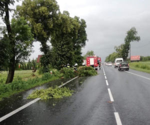 POTĘŻNE Nawałnice w Małopolsce. Woda PORWAŁA SAMOCHÓD! [ZDJĘCIA]