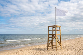 Sinice Ustronie Morskie. Czy w Ustroniu Morskim można się kąpać 19.08? Flaga, warunki pogodowe