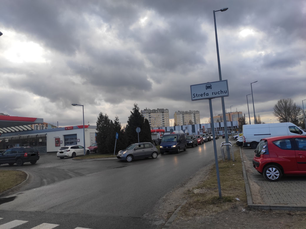 Kolejki na niektórych stacjach i przy bankomatach w Radomiu