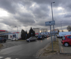 Kolejki na niektórych stacjach i przy bankomatach w Radomiu