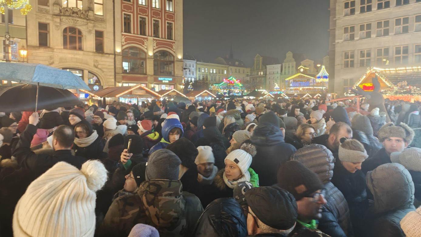 Największa choinka we Wrocławiu już rozświetlona! Tłumy powitały Świętego Mikołaja 
