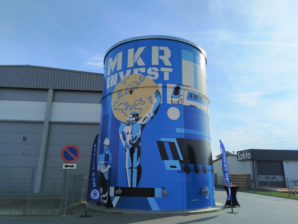 Powiat siedlecki: Nowy mural z wizerunkiem Atlasa „Jacka” powstał na zbiorniku przeciwpożarowym w Borkach Wyrkach przy trasie A2. Farba ma właściwości ekologiczne i oczyszcza powietrze