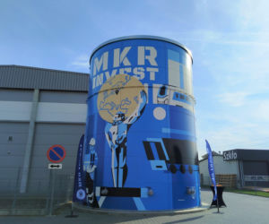 Powiat siedlecki: Nowy mural z wizerunkiem Atlasa „Jacka” powstał na zbiorniku przeciwpożarowym w Borkach Wyrkach przy trasie A2. Farba ma właściwości ekologiczne i oczyszcza powietrze