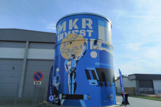 Powiat siedlecki: Nowy mural z wizerunkiem Atlasa „Jacka” powstał na zbiorniku przeciwpożarowym w Borkach Wyrkach przy trasie A2. Farba ma właściwości ekologiczne i oczyszcza powietrze