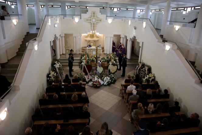 Białe i czerwone róże przykryły grób ofiar tragedii ze Skawiny. Poruszające pożegnanie