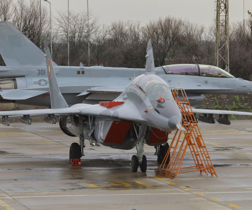 Myśliwce MiG-29 i F-16 na pasie startowym. O współpracy Polski z Bułgarią przeczytasz na SE Portal Obronny.
