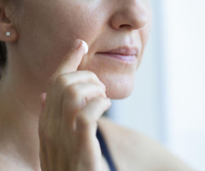 Budzą się z nowymi zmarszczkami. Lekarze tłumaczą, dlaczego noc postarza twarze kobiet