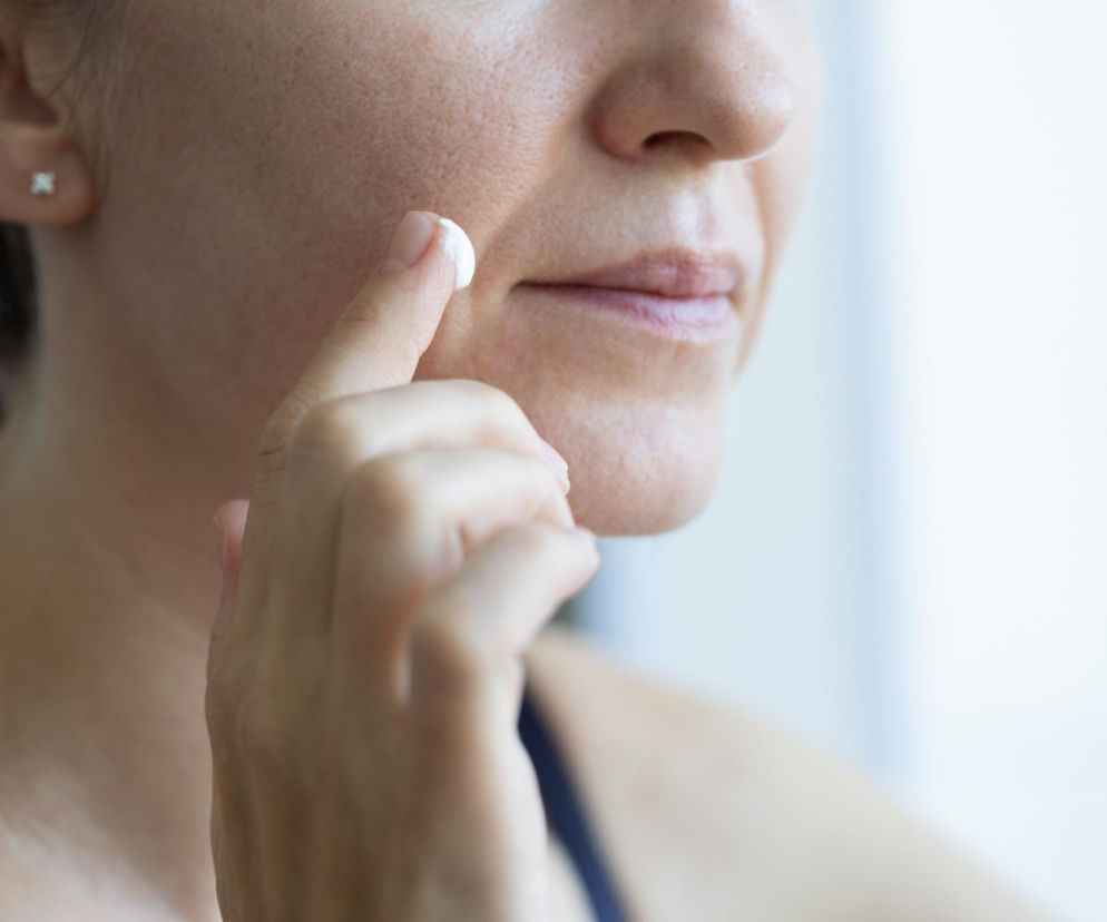 Budzą się z nowymi zmarszczkami. Lekarze tłumaczą, dlaczego noc postarza twarze kobiet