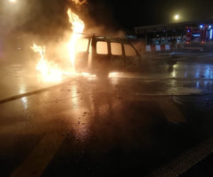 Pożar samochodu na bramkach w Karwianach