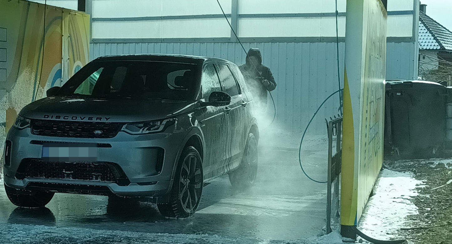 Czesław Michniewicz myje auto w stroju selekcjonera