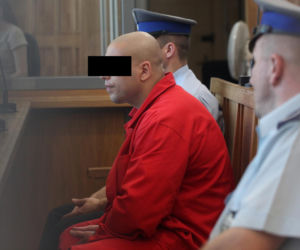 Jedną ręką podawał kwiaty, drugą zadźgał ukochaną. Daria zginęła na schodach szkoły