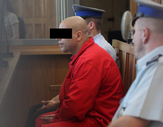 Jedną ręką podawał kwiaty, drugą zadźgał ukochaną. Daria zginęła na schodach szkoły