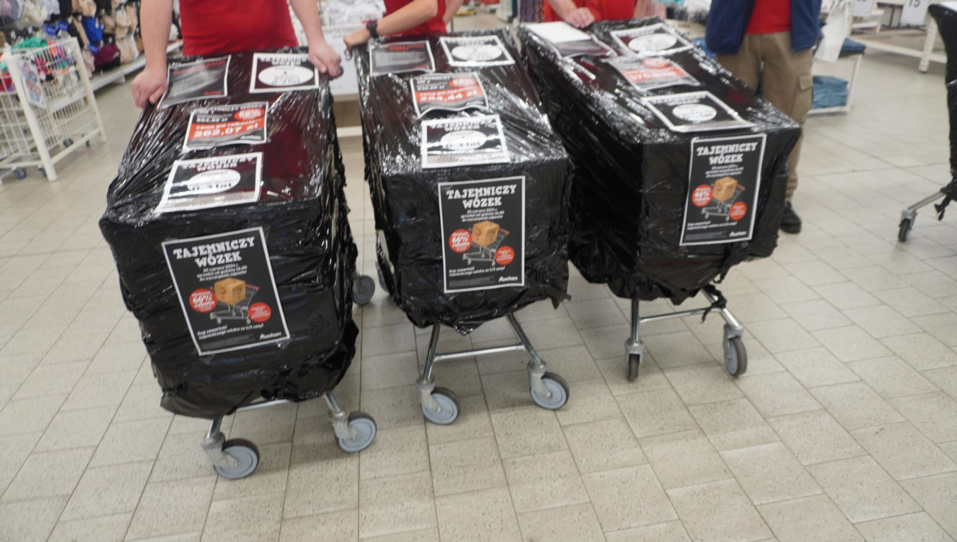 Tajemnicze wózki w Auchan w Olsztynie. Sprawdziliśmy, co było w środku. Zobacz zdjęcia!