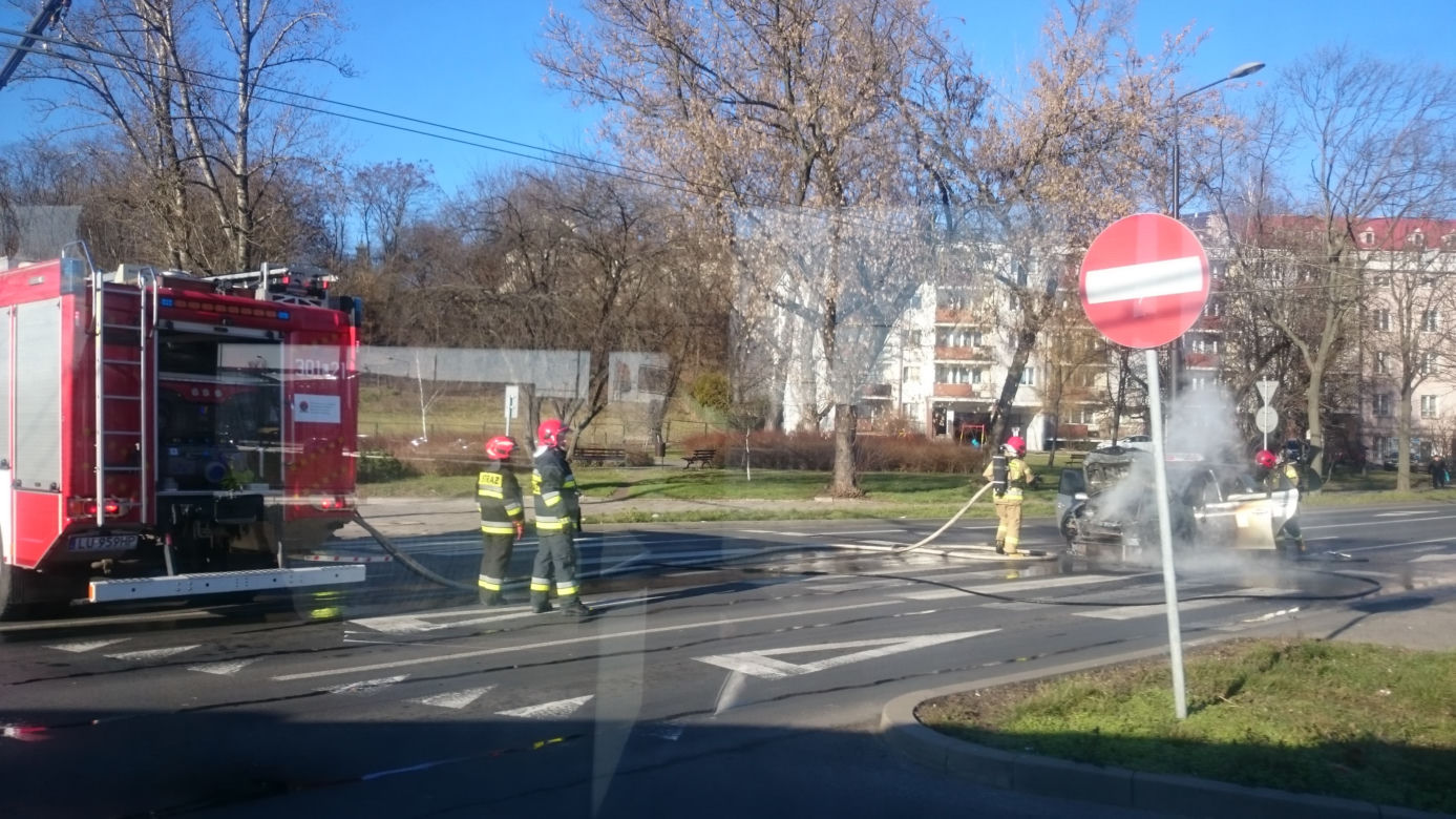 Lublin: POŻAR samochodu na Podzamczu! Auto w płomieniach. DUŻE utrudnienia [ZDJĘCIA]