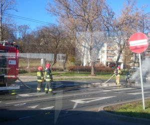 Lublin: POŻAR samochodu na Podzamczu! Auto w płomieniach. DUŻE utrudnienia [ZDJĘCIA]