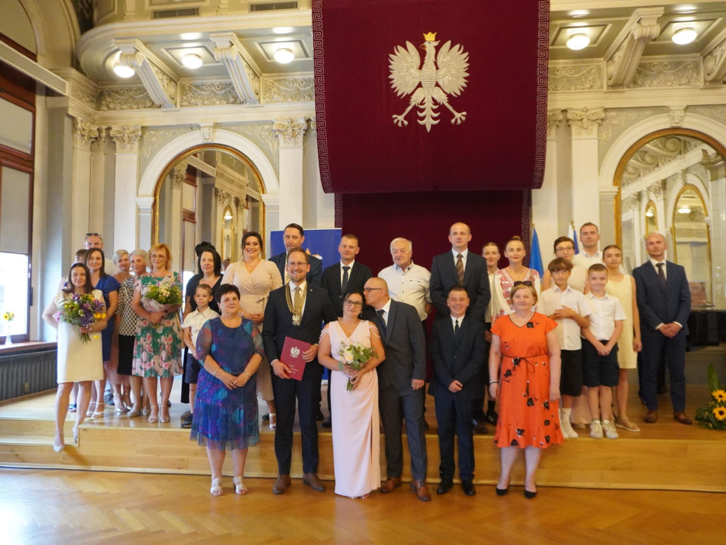 Prezydent Tarnowa udzielił ślubu. Anna i Mariusz powiedzieli sobie „tak” w Sali Lustrzanej