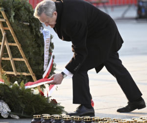 Piotr Gliński składa kwiaty w rocznicę katastrofy smoleńskiej