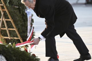 Piotr Gliński składa kwiaty w rocznicę katastrofy smoleńskiej