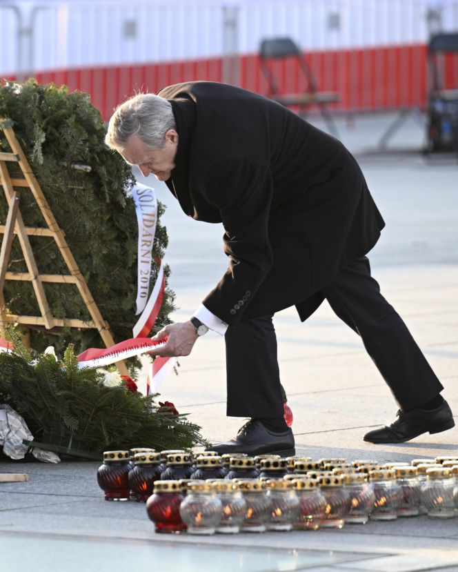 Piotr Gliński składa kwiaty w rocznicę katastrofy smoleńskiej