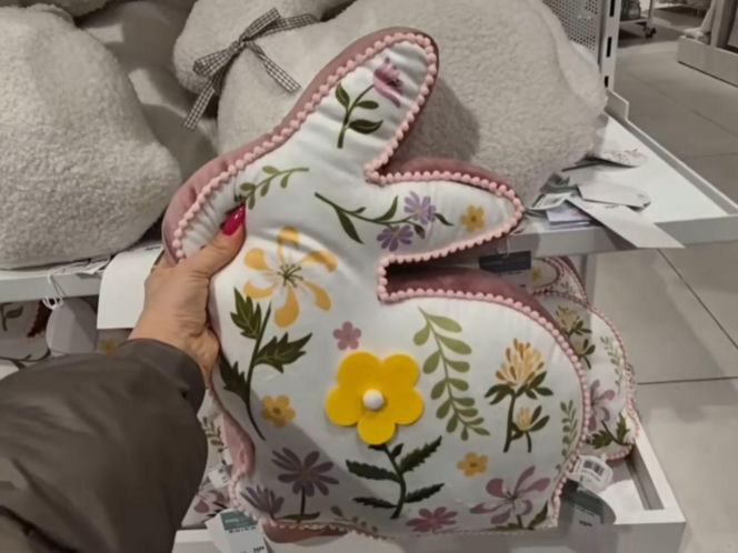 Dodatki wiosenne w Sinsay - poduszka zajączek