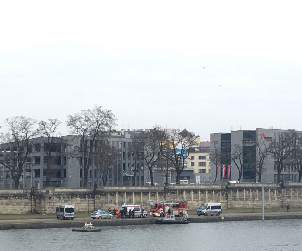 Kraków: Akcja służb przy kładce Bernatka. Z Wisły wyłowiono mężczyznę