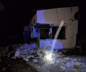 Wybuch gazu w domu jednorodzinnym. 88-letnia kobieta ciężko ranna