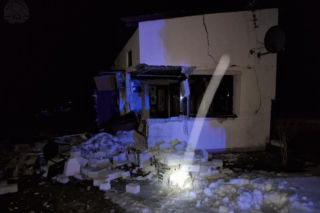 Wybuch gazu w domu jednorodzinnym. 88-letnia kobieta ciężko ranna