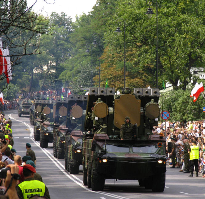 Wielka defilada w Warszawie. To Lech Kaczyński rozpoczął wojskowe pokazy w 2007 roku
