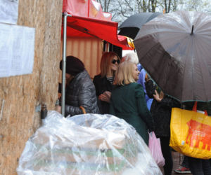 Król biega po ulicy, królowa z księżniczka po bazarze