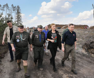Żona prezydenta Dudy z łopatą. Tak z mężem sadziła las zniszczony przez nawałnicę