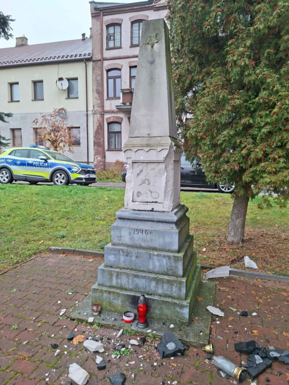 Zdemolowali pomnik żołnierzy radzieckich w Starachowicach. To nie pierwszy raz