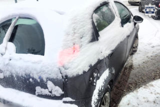 Myśleli, że auto jest puste. Gdy zajrzeli do środka, nie mogli uwierzyć