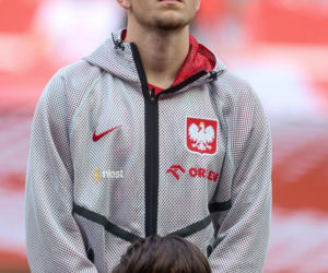 Robert Lewandowski wyprowadzany przez chorą dziewczynkę