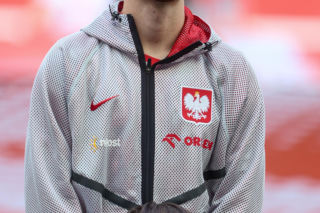 Robert Lewandowski wyprowadzany przez chorą dziewczynkę