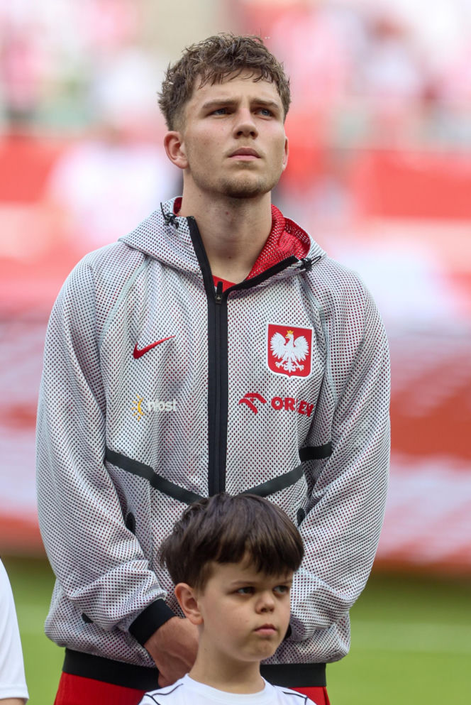 Robert Lewandowski wyprowadzany przez chorą dziewczynkę