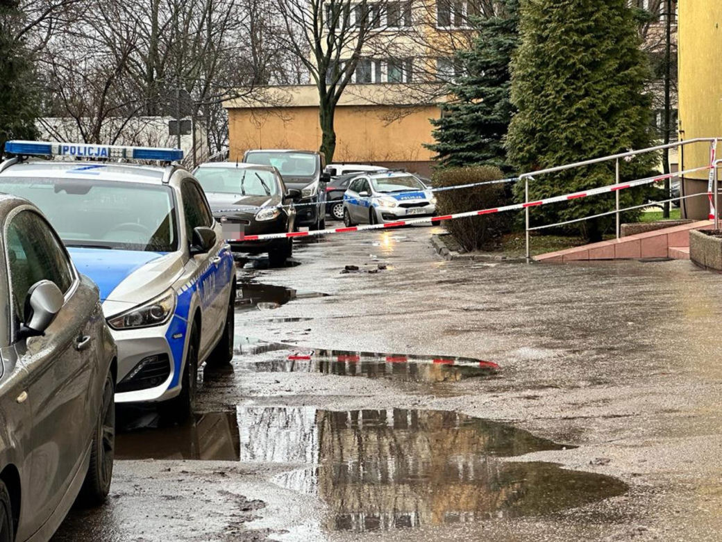 Leżała nieprzytomna przed klatką schodową. Zabrali ją do szpitala, tam zmarła
