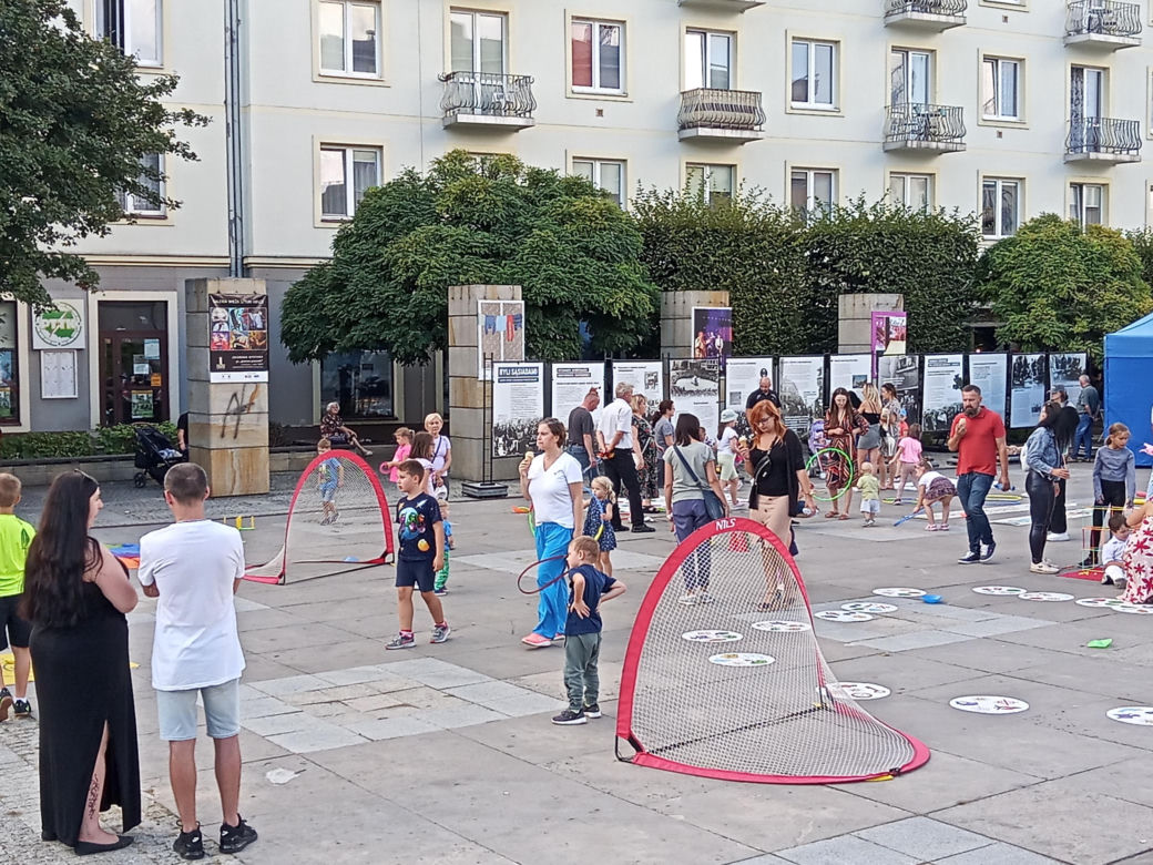 Ostatnia niedziela lata 2023 w Kielcach. Tłumy w centrum miasta