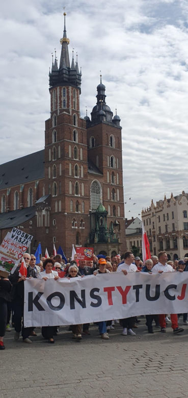 Przez Kraków przeszedł marsz solidaryzujący z warszawskim Marszem Miliona Serc