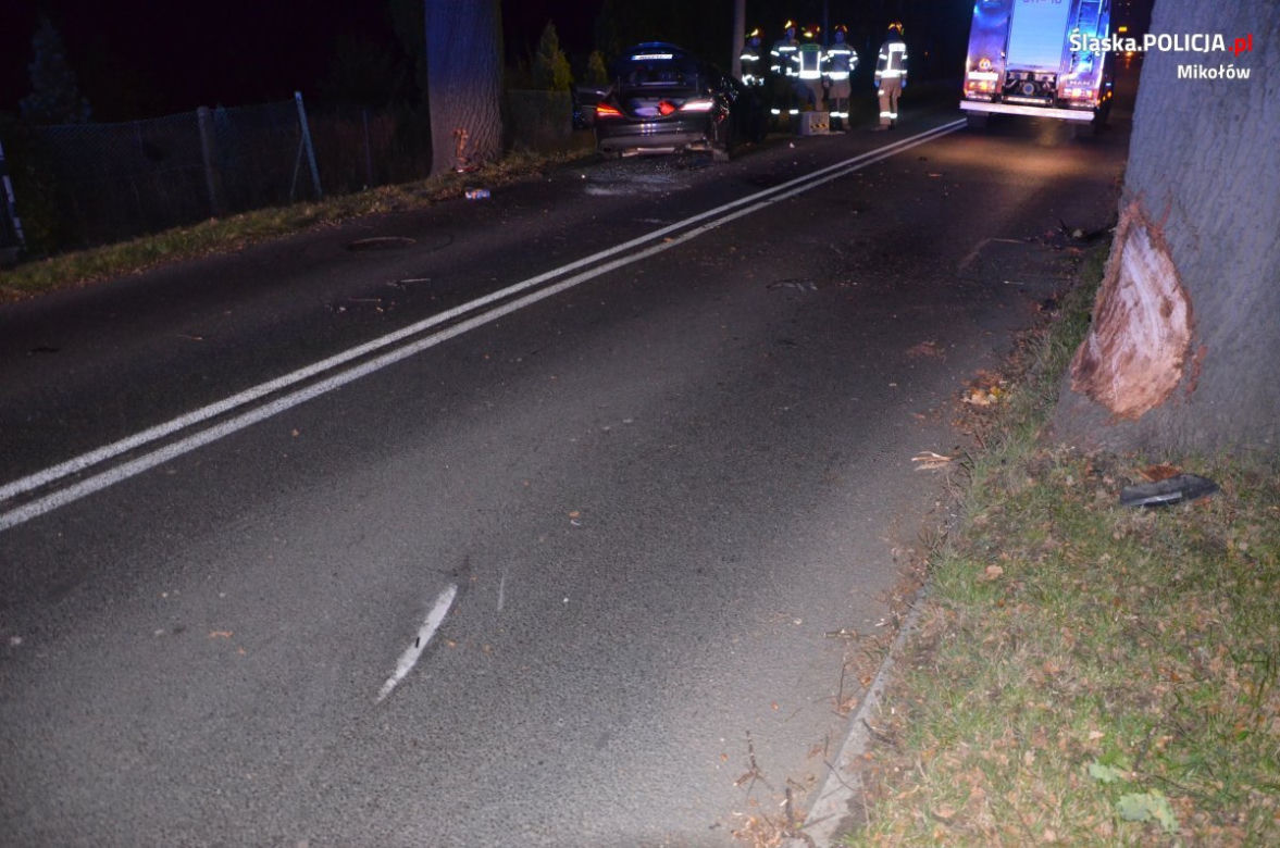 Mikołów: 20-latek rozbił mercedesa! W środku cztery osoby [ZDJĘCIA]
