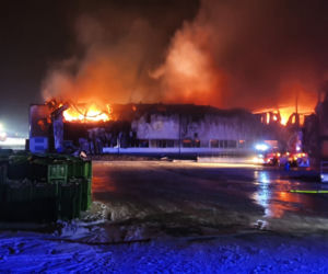Gigantyczny pożar hali w Białej Rawskiej