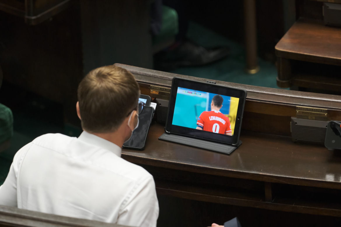 Podczas posiedzenia Sejmu posłowie oglądali mecz Polska - Szwecja