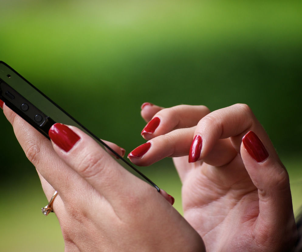 Otworzyła przesłany na telefon link i straciła 10 tysięcy złotych