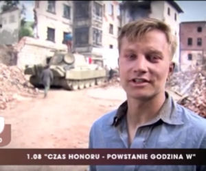 Pytanie na śniadanie na planie 7 sezonu Czasu honoru. Kuba Wesołowski