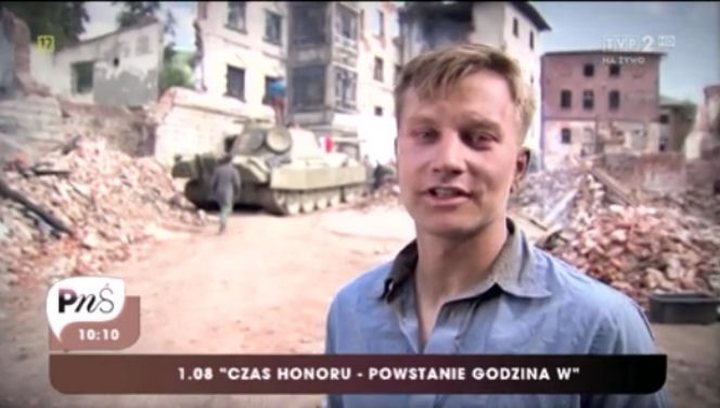 Pytanie na śniadanie na planie 7 sezonu Czasu honoru. Kuba Wesołowski